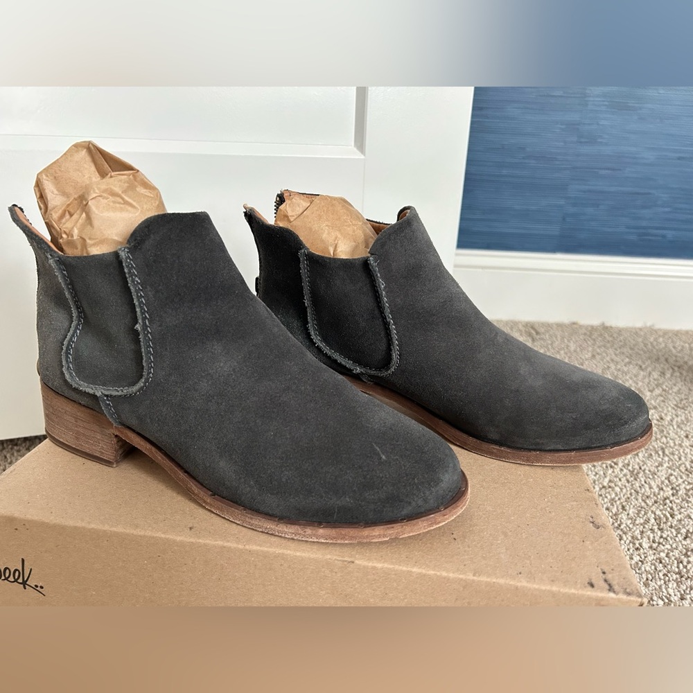 Beek Snipe ankle boot, women’s size 9, off black color, with box & dust bag EUC